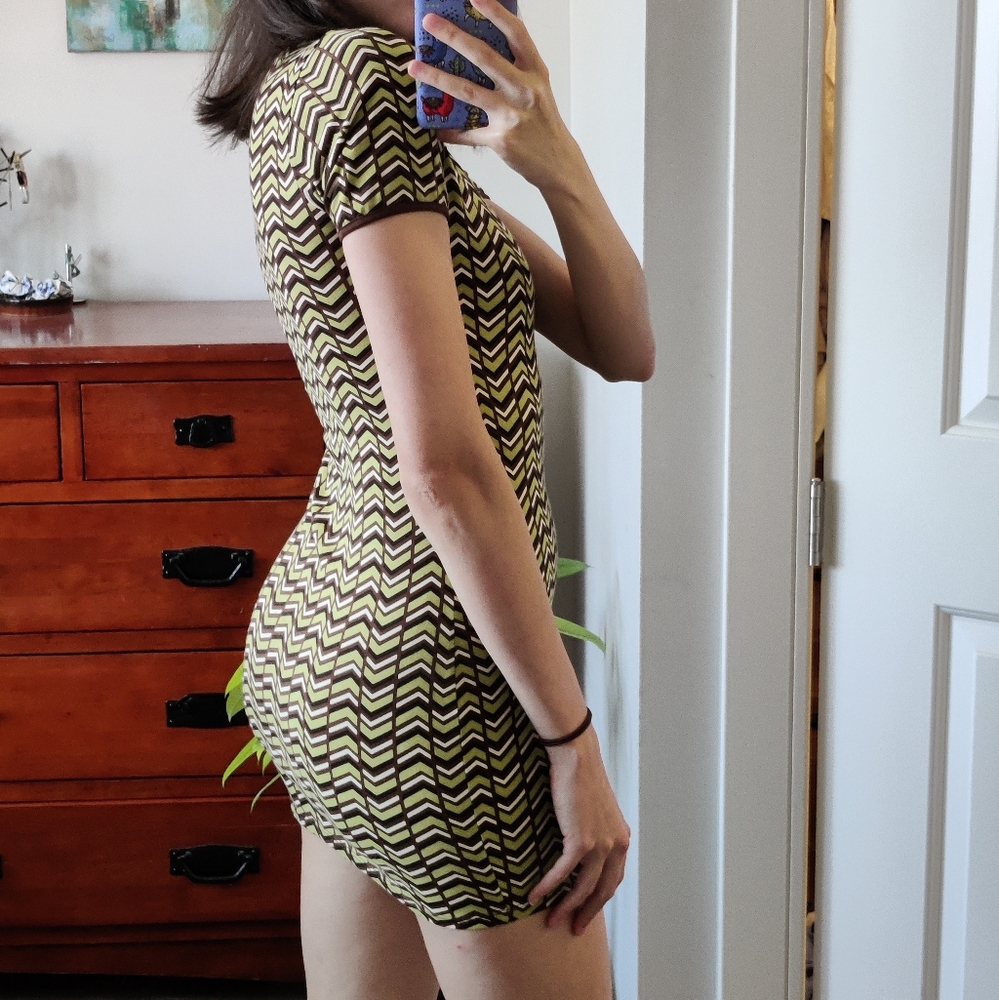 NWOT Motel Rocks Lilith short sleeve mini dress in Chevron green - Picture 5 of 10